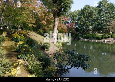 Shukkei-en Garden (Garten mit gesunkener Landschaft), Hiroshima, Japan, ein traditioneller japanischer Garten Stockfoto