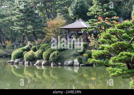 Shukkei-en Garden (Garten mit gesunkener Landschaft), Hiroshima, Japan, ein traditioneller japanischer Garten Stockfoto