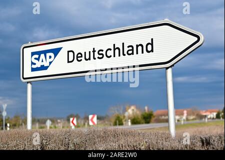 Walldorf, Deutschland. Januar 2020. Ein Straßenschild mit der Aufschrift "SAP Germany" befindet sich an einem Kreisverkehr in der Nähe des Hauptquartiers des Softwareunternehmens SAP. Am Dienstag (28. Januar) wird SAP seine Finanzergebnisse für das gerade abgeschlossene Jahr bekannt geben. Credit: Uwe Anspach / dpa / Alamy Live News Stockfoto