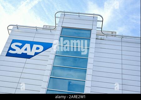 Walldorf, Deutschland. Januar 2020. An ein Firmengebäude ist ein Firmenlogo des Softwareunternehmens SAP angehängt. Am Dienstag (28. Januar) wird SAP seine Finanzergebnisse für das gerade abgeschlossene Jahr bekannt geben. Credit: Uwe Anspach / dpa / Alamy Live News Stockfoto