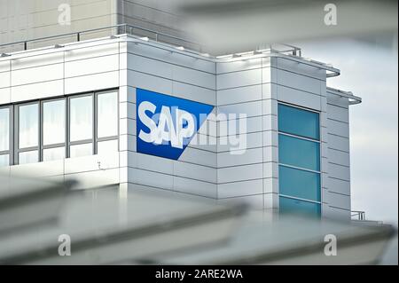 Walldorf, Deutschland. Januar 2020. An ein Firmengebäude ist ein Firmenlogo des Softwareunternehmens SAP angehängt. Am Dienstag (28. Januar) wird die SAP ihre Finanzzahlen für das vergangene Jahr bekannt geben. Credit: Uwe Anspach / dpa / Alamy Live News Stockfoto