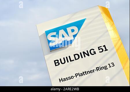 Walldorf, Deutschland. Januar 2020. Vor dem Rechenzentrum steht eine Plakette mit dem Firmenlogo des Softwareunternehmens SAP. Am Dienstag (28. Januar) wird SAP seine Finanzergebnisse für das gerade abgeschlossene Jahr bekannt geben. Credit: Uwe Anspach / dpa / Alamy Live News Stockfoto