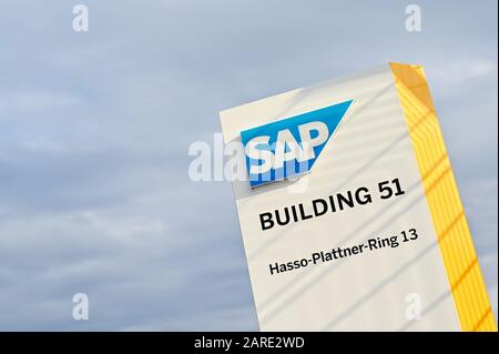 Walldorf, Deutschland. Januar 2020. Vor dem Rechenzentrum steht eine Plakette mit dem Firmenlogo des Softwareunternehmens SAP. Am Dienstag (28. Januar) wird SAP seine Finanzergebnisse für das gerade abgeschlossene Jahr bekannt geben. Credit: Uwe Anspach / dpa / Alamy Live News Stockfoto