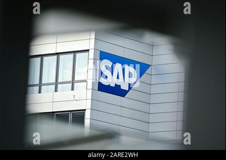 Walldorf, Deutschland. Januar 2020. An ein Firmengebäude ist ein Firmenlogo des Softwareunternehmens SAP angehängt. Am Dienstag (28. Januar) wird SAP seine Finanzergebnisse für das gerade abgeschlossene Jahr bekannt geben. Credit: Uwe Anspach / dpa / Alamy Live News Stockfoto