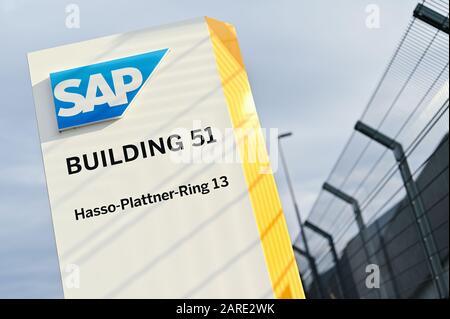 Walldorf, Deutschland. Januar 2020. Vor dem Rechenzentrum steht eine Plakette mit dem Firmenlogo des Softwareunternehmens SAP. Am Dienstag (28. Januar) wird die SAP ihre Finanzzahlen für das vergangene Jahr bekannt geben. Credit: Uwe Anspach / dpa / Alamy Live News Stockfoto