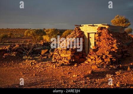 Vergangener Wellblechbau auf alten Goldarbeiten, Mt Magnet Western Australia Stockfoto