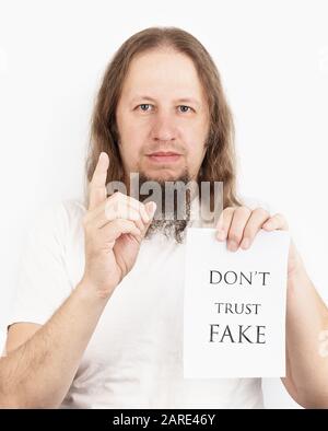 Heiliger, der eine Weisheitsbotschaft oder Präachment über gefälschte Nachrichten hält Stockfoto