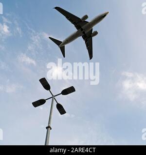 Boeing 737-700 Flugzeugüberflug auf kurzem Endanflug zur Landung auf dem internationalen Flughafenflugzeug von Vancouver gehört WestJet Airlines Stockfoto