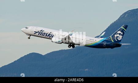 Alaska Airlines-Flugzeug Boeing 737-900er (737-990er) eingangiger zweimotoriger Schmalkörper-Düsenflieger, der nach dem Start in die Luft getragen wird Stockfoto