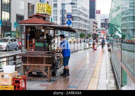 Fukuoka, JAPAN, 27. MAI 2019: Straßenverkäufer bereiten seinen Lebensmittelstall im Tenjin-Viertel vor. Fukuoka ist berühmt für seinen speziellen Yatai-Handy-Straßenfoo Stockfoto