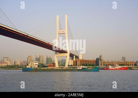 Shanghai, CHINA -30 Okt 2019- EIN Landschaftstag Blick auf die Nanpu Brücke über den Huangpu Fluss in Shanghai, China. Shanghai ist die größte chinesische Stadt Stockfoto