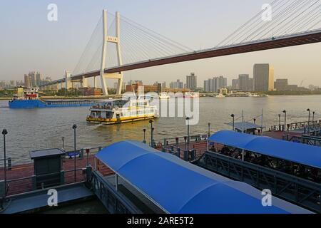 Shanghai, CHINA -30 Okt 2019- EIN Landschaftstag Blick auf die Nanpu Brücke über den Huangpu Fluss in Shanghai, China. Shanghai ist die größte chinesische Stadt Stockfoto