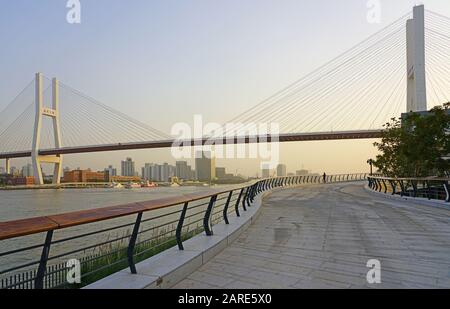 Shanghai, CHINA -30 Okt 2019- EIN Landschaftstag Blick auf die Nanpu Brücke über den Huangpu Fluss in Shanghai, China. Shanghai ist die größte chinesische Stadt Stockfoto