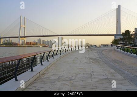 Shanghai, CHINA -30 Okt 2019- EIN Landschaftstag Blick auf die Nanpu Brücke über den Huangpu Fluss in Shanghai, China. Shanghai ist die größte chinesische Stadt Stockfoto