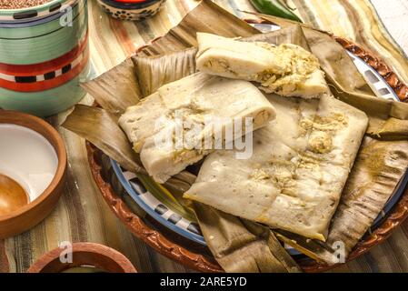 Tamales Oaxaqueños, mexikanisches Gericht aus Maisteig, Huhn oder Schweinefleisch und Chili, in Bananenblätter gewickelt. Stockfoto