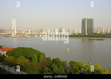 Shanghai, CHINA -30 Okt 2019- EIN Landschaftstag Blick auf die Nanpu Brücke über den Huangpu Fluss in Shanghai, China. Shanghai ist die größte chinesische Stadt Stockfoto