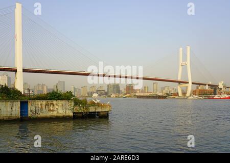 Shanghai, CHINA -30 Okt 2019- EIN Landschaftstag Blick auf die Nanpu Brücke über den Huangpu Fluss in Shanghai, China. Shanghai ist die größte chinesische Stadt Stockfoto