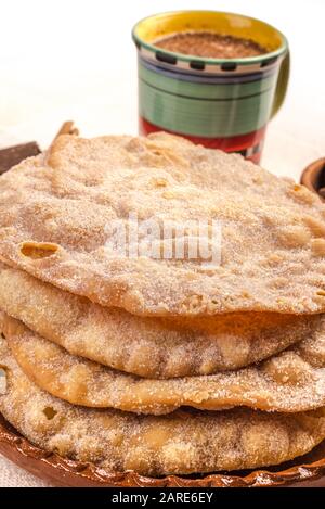 Buñuelos, mexikanisches Gericht aus Mehlteig, der gebraten wird und obenauf Zucker hinzugeben. Stockfoto