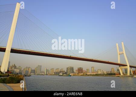 Shanghai, CHINA -30 Okt 2019- EIN Landschaftstag Blick auf die Nanpu Brücke über den Huangpu Fluss in Shanghai, China. Shanghai ist die größte chinesische Stadt Stockfoto