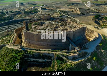 Luftaufnahme der Burg Chinchilla de Montearagon mit dem zerstörten, ausgegrabenen inneren Gebäude bleibt von einer Außenmauer mit halbrunden Türmen umgeben Stockfoto