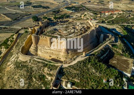 Luftaufnahme der Burg Chinchilla de Montearagon mit dem zerstörten, ausgegrabenen inneren Gebäude bleibt von einer Außenmauer mit halbrunden Türmen umgeben Stockfoto