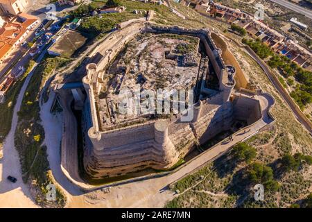 Luftaufnahme der Burg Chinchilla de Montearagon mit dem zerstörten, ausgegrabenen inneren Gebäude bleibt von einer Außenmauer mit halbrunden Türmen umgeben Stockfoto