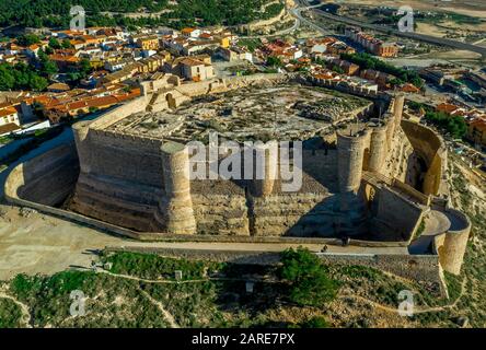 Luftaufnahme der Burg Chinchilla de Montearagon mit dem zerstörten, ausgegrabenen inneren Gebäude bleibt von einer Außenmauer mit halbrunden Türmen umgeben Stockfoto