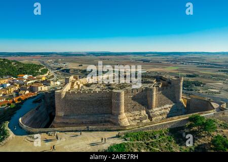 Luftaufnahme der Burg Chinchilla de Montearagon mit dem zerstörten, ausgegrabenen inneren Gebäude bleibt von einer Außenmauer mit halbrunden Türmen umgeben Stockfoto