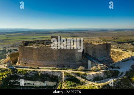 Luftaufnahme der Burg Chinchilla de Montearagon mit dem zerstörten, ausgegrabenen inneren Gebäude bleibt von einer Außenmauer mit halbrunden Türmen umgeben Stockfoto