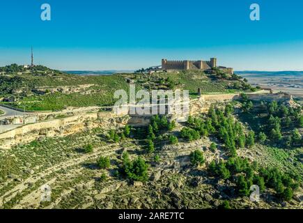 Luftaufnahme der Burg Chinchilla de Montearagon mit dem zerstörten, ausgegrabenen inneren Gebäude bleibt von einer Außenmauer mit halbrunden Türmen umgeben Stockfoto