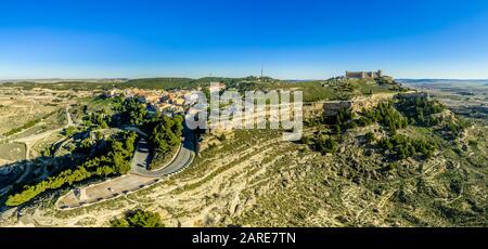 Luftaufnahme der Burg Chinchilla de Montearagon mit dem zerstörten, ausgegrabenen inneren Gebäude bleibt von einer Außenmauer mit halbrunden Türmen umgeben Stockfoto