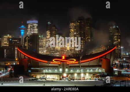 Die Stadt Calgary unter der Decke einer sehr kalten Winternacht, Calgary, Alberta, Kanada. Stockfoto