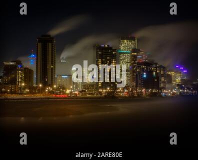 Die Stadt Calgary unter der Decke einer sehr kalten Winternacht, Calgary, Alberta, Kanada Stockfoto