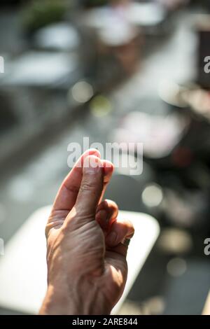 Vertikales Bild des Schnappens der Finger unter den Lichtern mit einem Verschwommener Hintergrund und Bokeh-Effekt Stockfoto