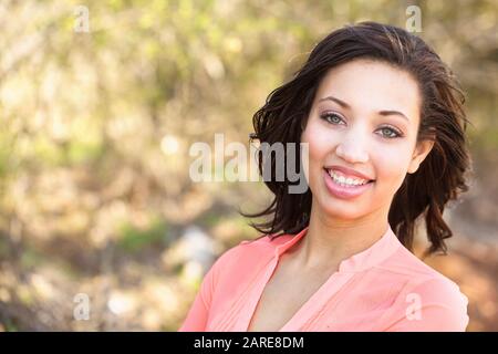 Fröhliche Mixed-Race-Frau lächelnd. Stockfoto