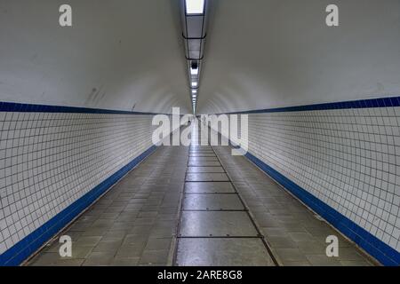 Sint-Annatunnel in Antwerpen, Belgien unterhalb der Schelde Stockfoto