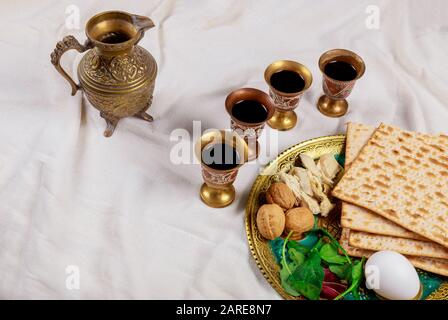 Jüdischer pesah Urlaub Matzoh ungesäuertes Brot mit einem kiddush vier Tasse Wein Stockfoto