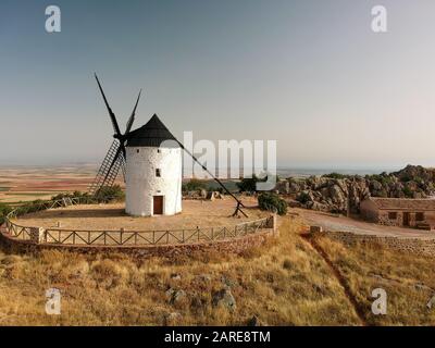 Panoramabild einer Windmühle, die von einem Holzzaun umgeben ist Stockfoto