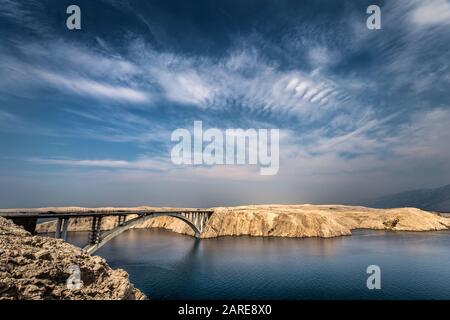 Schöne Aufnahme der Pager Brücke in Rtina Kroatien unter Ein blauer wolkig Himmel Stockfoto