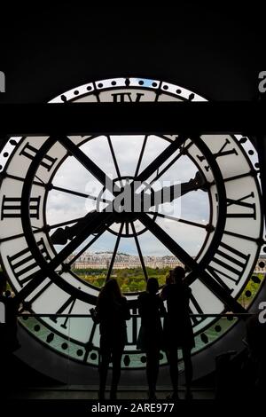Die Uhr im Musee d'Orsay bietet Besuchern einen Blick auf Paris, Frankreich. Stockfoto