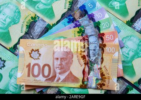 Calgary Alberta, Kanada. Januar 2020. Eine Collage kanadischer Rechnungen. Kanadischer Dollar Leidet unter Ölpreis Blues. Illustration. Stockfoto