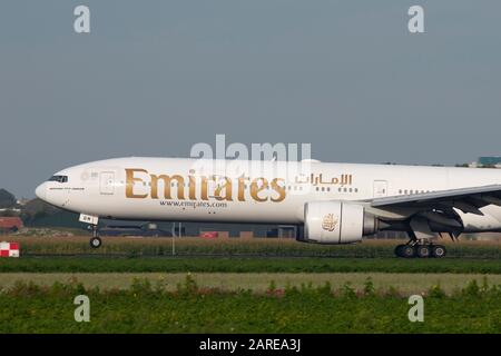 Amsterdam, Niederlande. Januar 2020. Emirates, Boeing 777-300er Verkehrsflugzeug landet auf dem Amsterdamer Flughafen Schiphol AMS in den Niederlanden. Die Fluggesellschaft mit Sitz in Dubai, UAE B777, ist ein Großraumflugzeug mit der Registrierung A6-EBM und 2x großen GE90-Strahltriebwerken. Credit: Sopa Images Limited/Alamy Live News Stockfoto