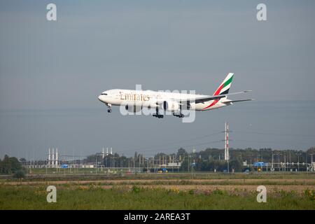 Amsterdam, Niederlande. Januar 2020. Emirates, Boeing 777-300er Verkehrsflugzeug landet auf dem Amsterdamer Flughafen Schiphol AMS in den Niederlanden. Die Fluggesellschaft mit Sitz in Dubai, UAE B777, ist ein Großraumflugzeug mit der Registrierung A6-EBM und 2x großen GE90-Strahltriebwerken. Credit: Sopa Images Limited/Alamy Live News Stockfoto