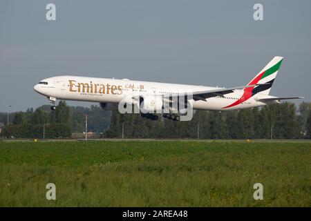 Amsterdam, Niederlande. Januar 2020. Emirates, Boeing 777-300er Verkehrsflugzeug landet auf dem Amsterdamer Flughafen Schiphol AMS in den Niederlanden. Die Fluggesellschaft mit Sitz in Dubai, UAE B777, ist ein Großraumflugzeug mit der Registrierung A6-EBM und 2x großen GE90-Strahltriebwerken. Credit: Sopa Images Limited/Alamy Live News Stockfoto