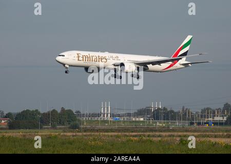 Amsterdam, Niederlande. Januar 2020. Emirates, Boeing 777-300er Verkehrsflugzeug landet auf dem Amsterdamer Flughafen Schiphol AMS in den Niederlanden. Die Fluggesellschaft mit Sitz in Dubai, UAE B777, ist ein Großraumflugzeug mit der Registrierung A6-EBM und 2x großen GE90-Strahltriebwerken. Credit: Sopa Images Limited/Alamy Live News Stockfoto