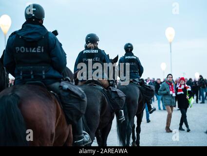 München, DEUTSCHLAND - 25. Januar 2020: Montierte Polizei beim deutschen Fußballspiel des berühmten Fußballvereins FC Bayern München. Die Polizei hält das Spiel sicher, während die Fans Stockfoto