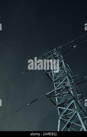 Vertikaler Low-Angle-Shot eines Getriebeturms in einem Himmel voller Sterne Stockfoto