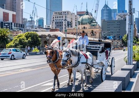 Melbourne, Australien - Ca. Dezember 2019: Berühmte Doppel-Pferdekutsche-Attraktion in der Nähe der Flinders Street Station in Melbourne CBD an einem sonnigen Tag Stockfoto