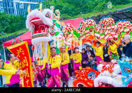 Tänzer warten auf eine Vorstellung während des Macau International Dragon and Lion Dance Day im Praca da Amizade in Macau Stockfoto