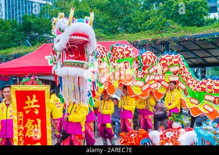 Tänzer warten auf eine Vorstellung während des Macau International Dragon and Lion Dance Day im Praca da Amizade in Macau Stockfoto